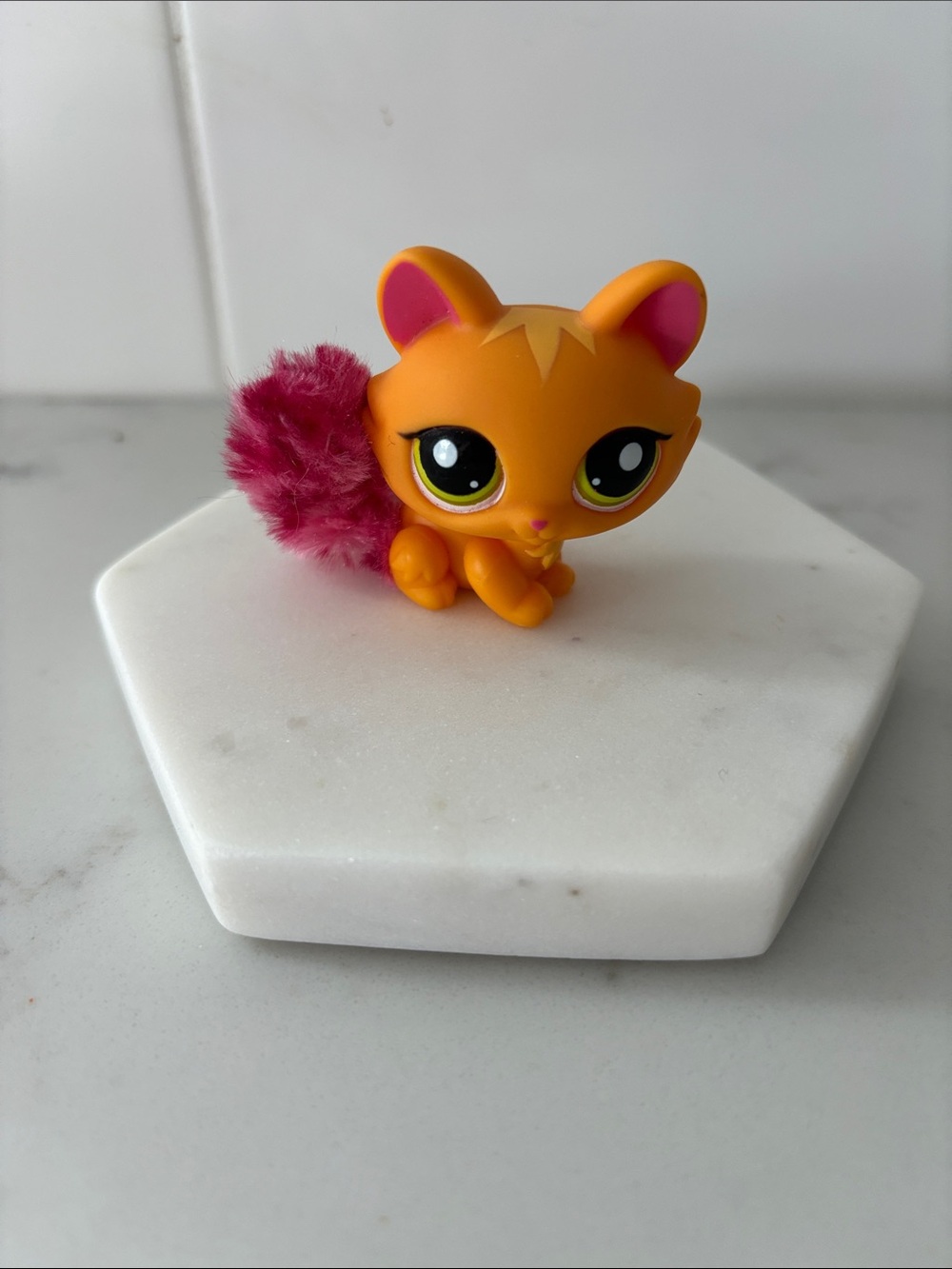 Littlest Pet Shop #2576 Orange cat with fuzzy pink tail *RARE